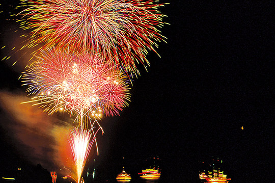 2万発近くの花火が彩る芦ノ湖の夏まつりウィーク