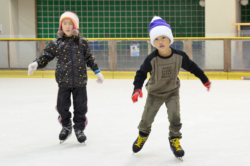 冬休みに親子で楽しむアイススケート場3選の画像