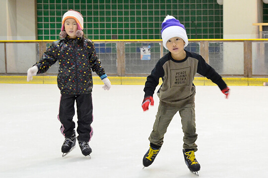 冬休みに親子で楽しむアイススケート場3選
