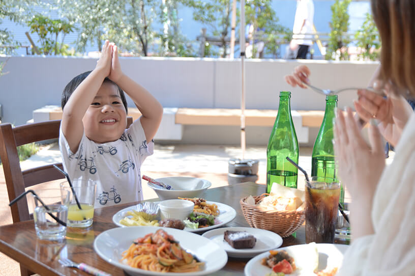 開放的なテラス席で過ごす　子ども連れでも安心のカフェ3選の画像