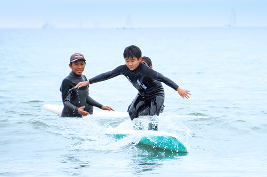 今年の夏は波に乗る! 子供と通うサーフィンスクール