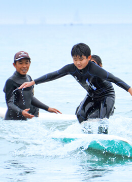 今年の夏は波に乗る! 子供と通うサーフィンスクール