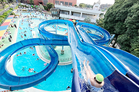 あつ〜い夏に何度も通いたい スリル満点の屋外プール