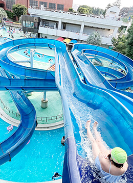 あつ〜い夏に何度も通いたい スリル満点の屋外プール