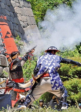 総勢1,700名の大行列が練り歩く小田原の祭り