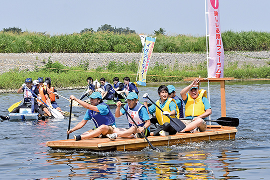 多摩川で100チームが参加するいかだレースが開催