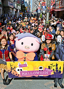 本厚木駅周辺をパレードするハロウィーンイベント