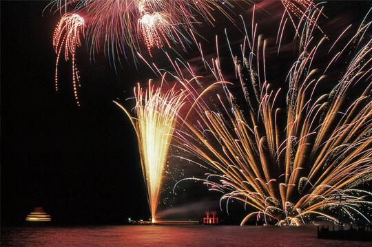 芦ノ湖湖上の花火大会が6日連続で開催