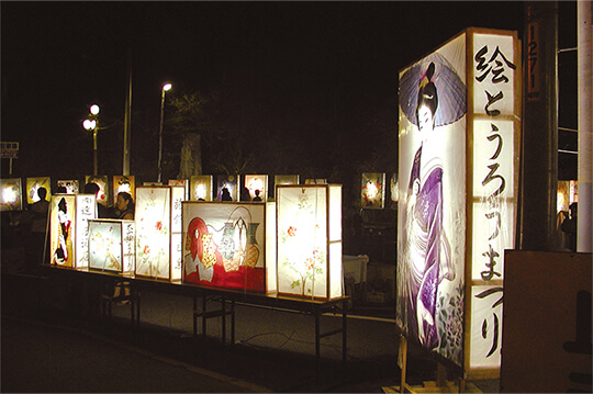 幻想的な光の回廊が出現する夜の大山参道