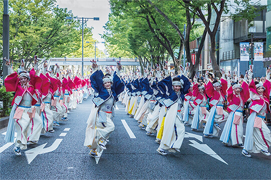 100を超えるチームが参加する夏の奉納祭り