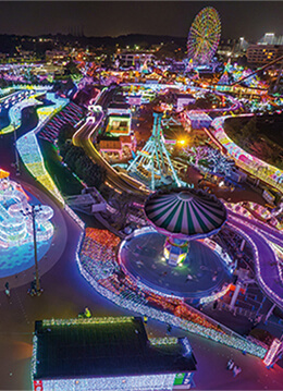 アトラクションから楽しむ華やかなイルミネーション