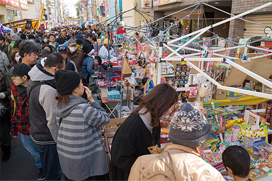 ボロ市通りに約600店が軒を連ね雑貨や着物が並ぶ