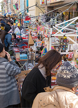 ボロ市通りに約600店が軒を連ね雑貨や着物が並ぶ