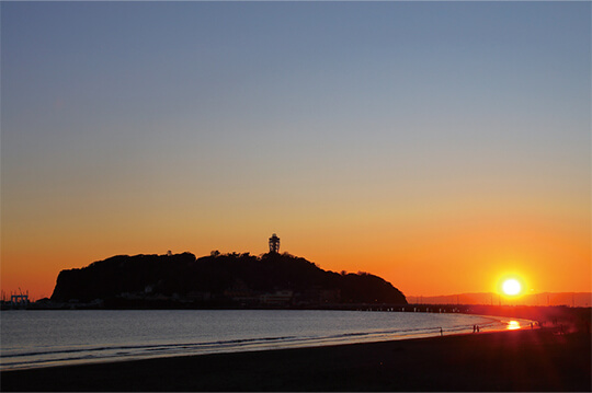 昼と夜が出会う夕暮れに多彩なイベントを開催