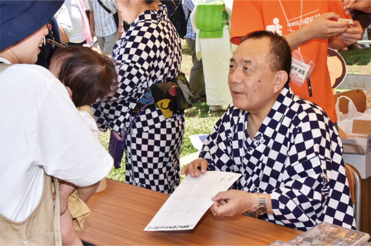 マジックや演芸会、寄席文字など体験教室の催し