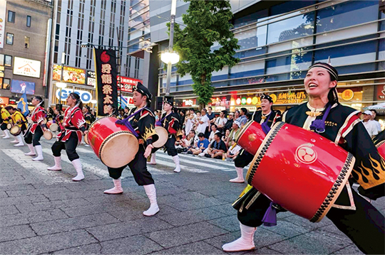 太鼓と踊りが魅力のエイサーがダイナミックに展開