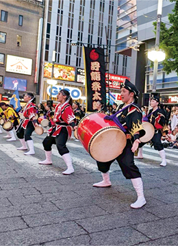 太鼓と踊りが魅力のエイサーがダイナミックに展開
