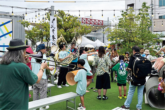野外ライブやパレードなど音楽に満たされるイベント