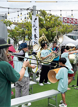野外ライブやパレードなど音楽に満たされるイベント