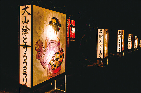夜の大山参道に幻想的な光の回廊が出現