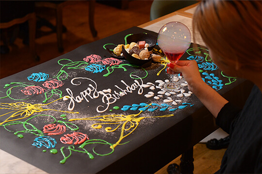 誕生日や記念日を盛り上げる テーブルアートスイーツ