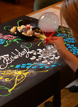 誕生日や記念日を盛り上げる テーブルアートスイーツ