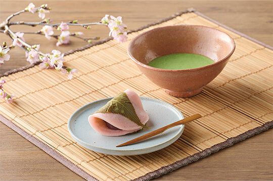 春の気配を優しく伝える桜餅を手土産に