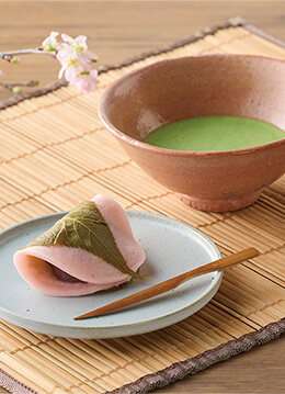 春の気配を優しく伝える桜餅を手土産に