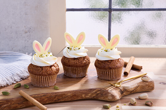 デコレーションが愛らしいキャロットケーキを手土産に