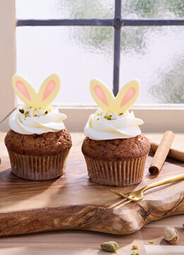 デコレーションが愛らしいキャロットケーキを手土産に