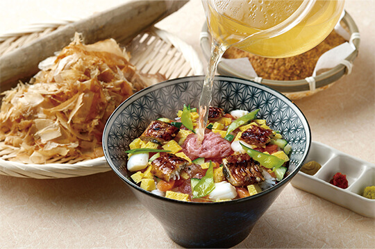 7月限定「彩くら"鰻"ちらし丼」を販売中