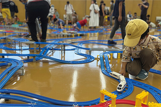 電車を大空間で走行させる冬のイベントを開催