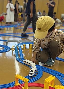 電車を大空間で走行させる冬のイベントを開催