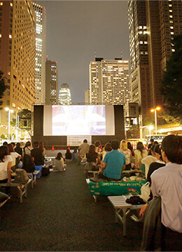 新宿の夜景を背景に映画を楽しむ屋外上映イベント