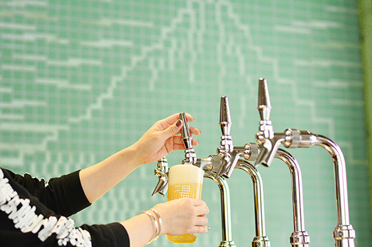 地域の人が集う「狛江湯」で 銭湯×クラフトビールを