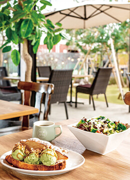 春風と新緑を感じる オープンエアなお店へ