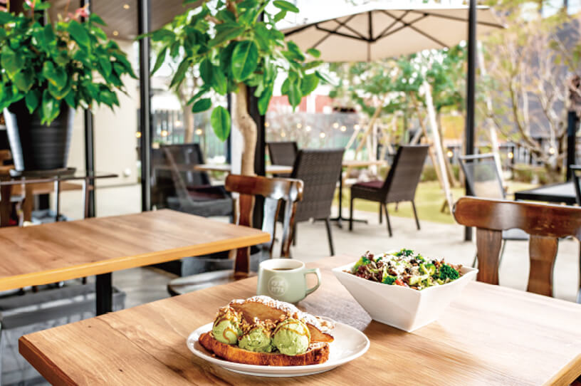 春風と新緑を感じる オープンエアなお店へ